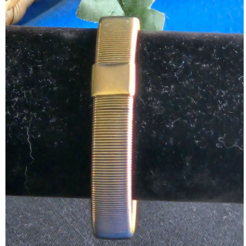 Silver‑Tone Ribbed Metal Bangle Bracelet – Smooth Center Panel